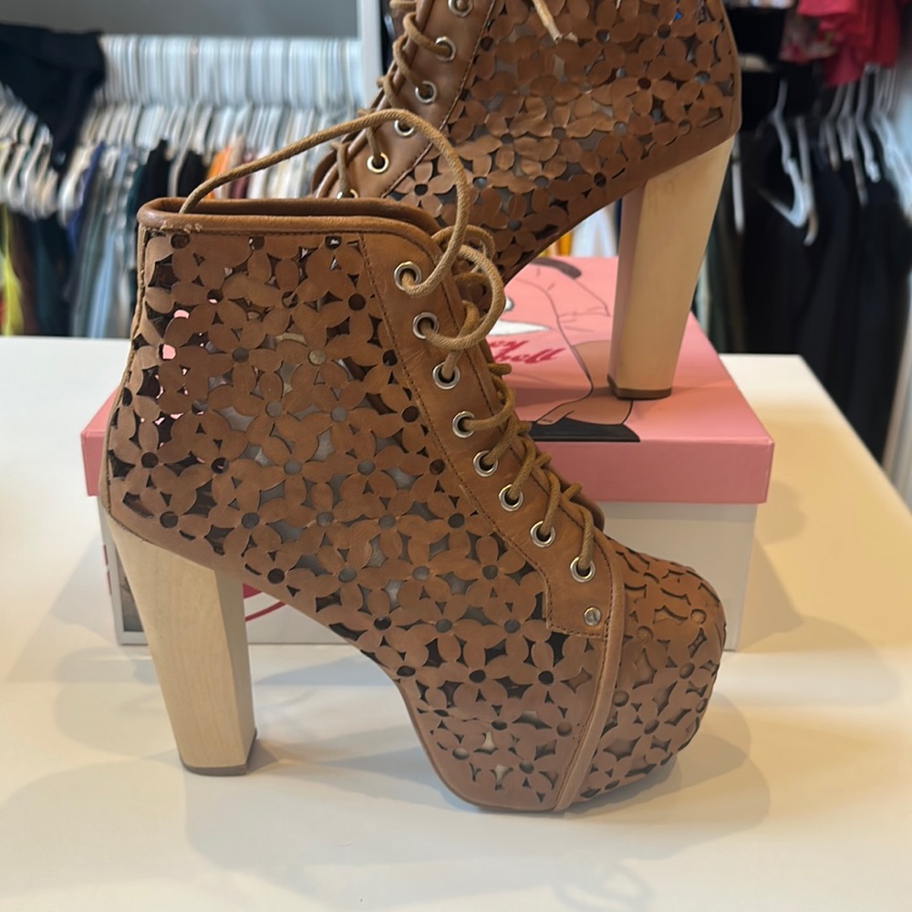 Platform Jeffrey Campbell’s.
